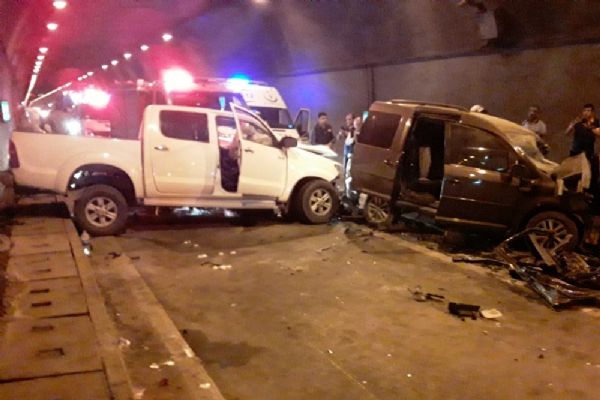 Tünelde iki araç kafa kafaya çarpıştı: 4 yaralı