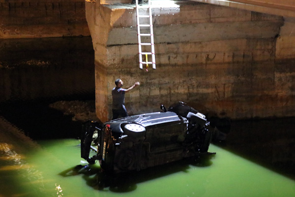 İzmir'de otomobil dereye düştü