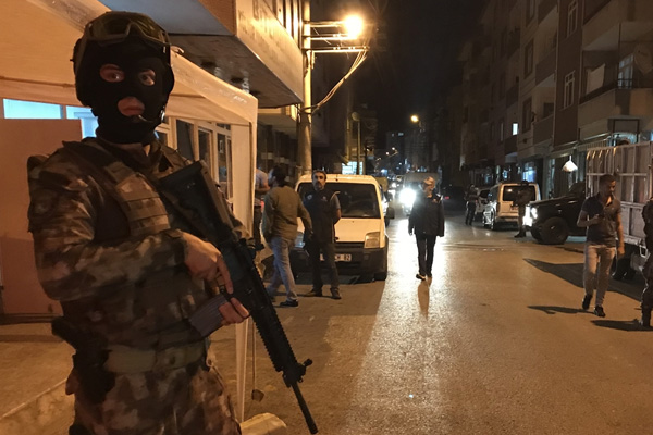 Diyarbakır'da terör operasyonu: 3 kişi yakalandı