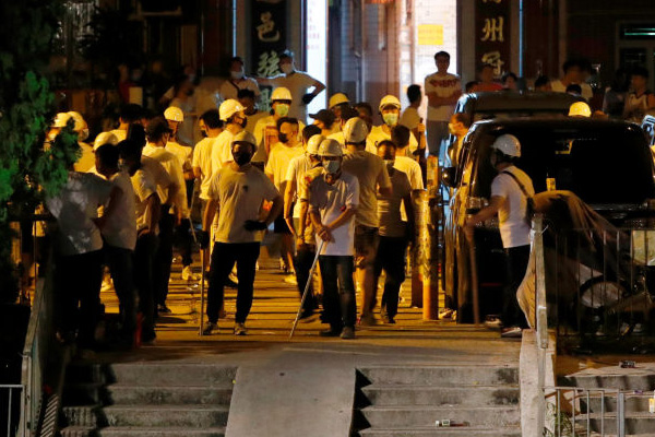 Hong Kong'da maskeli kişiler protestoculara saldırdı