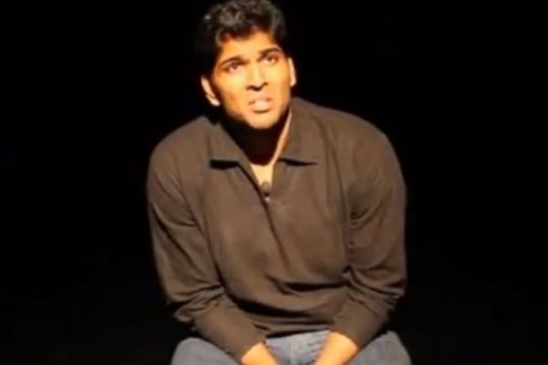 Sahnede can verdi! Şov sanıp dakikalarca alkışladılar