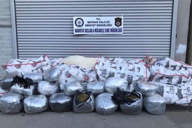 Batman'da, plastik borulara zulalanmış 1 ton esrar ele geçirildi