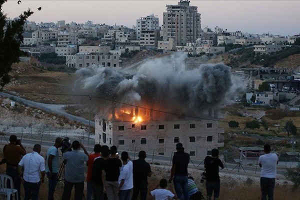 İsrail, Doğu Kudüs'te Filistinlilere ait binayı patlayıcıyla yıktı
