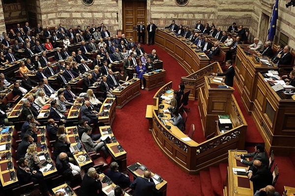 Yunanistan'da hükümet güven oyu aldı