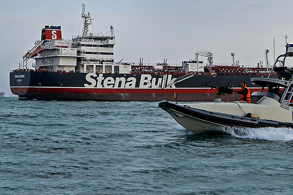 İran, el koyduğu İngiliz tankeri ve mürettebatının görüntülerini yayınladı