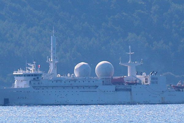 Çanakkale Boğazı'ndan yarım saatte 3 ülkenin savaş gemisi geçti...