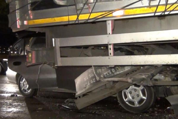 Kırıkkale'de feci kaza... Ok gibi saplandı 'i ağır 3 kişi yaralandı