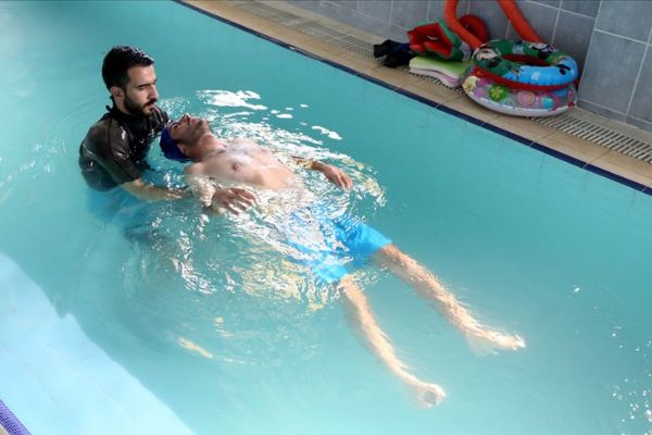 Felçli Furkan hidroterapiyle yürüdü