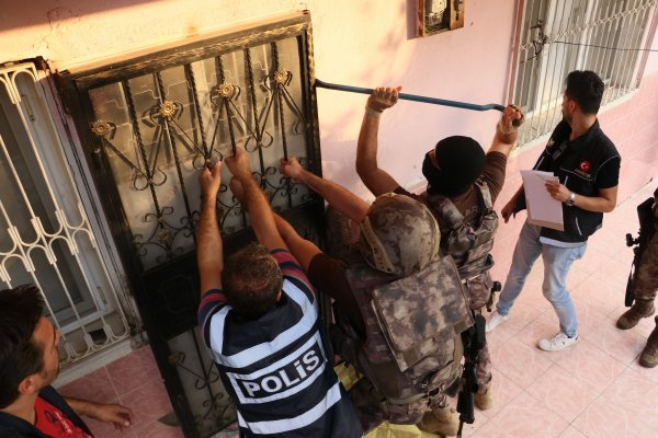 Adana’da aranan şüphelilere şafak operasyonu yapıldı