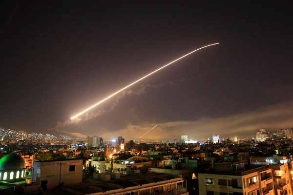 İsrail Suriye'yi vurdu