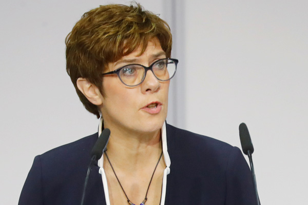 Almanya'da yeni Savunma Bakanı yemin etti