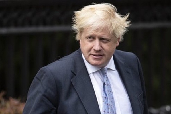 İngiltere Kraliçesi, Johnson'a yetkiyi verdi