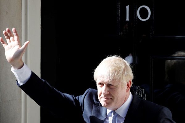 Johnson seçildi, İngiltere'de istifalar art arda geldi