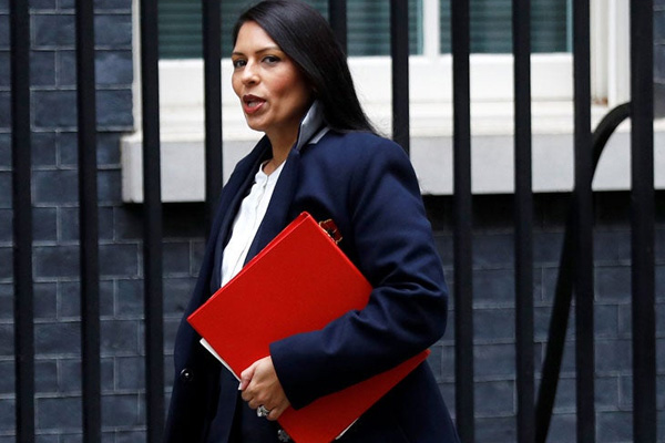 İsrail'deki gizli görüşmeleri nedeniyle istifa eden bakan Johnson kabinesinde