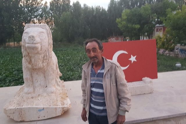 Şehit komşusunun anısına bayrak ve aslan figürü yaptı