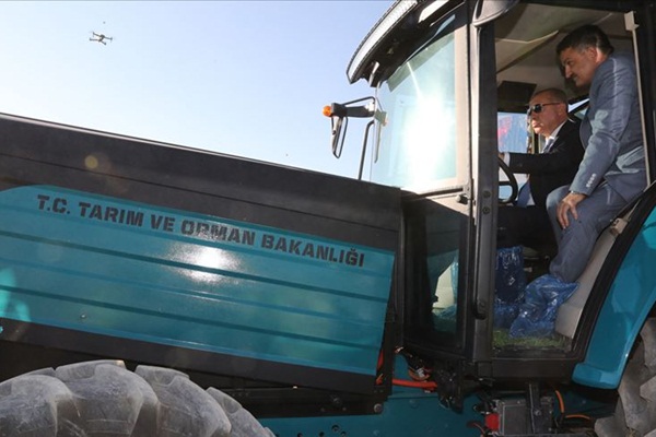 Erdoğan, yerli 'elektrikli traktör' deneme sürüşünü gerçekleştirdi
