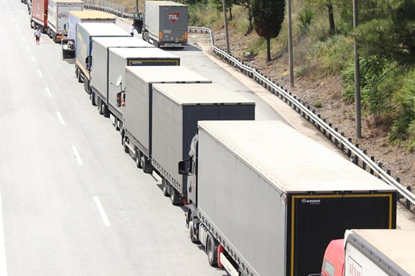 S. Arabistan Türk TIR'larını gümrük kapılarında bekletiyor: Tonlarca meyve sebze çürüdü