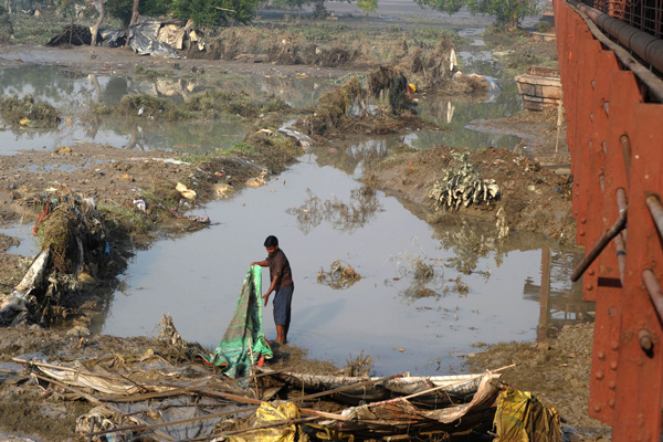 Hindistan'da selde mahsur kalan trenden 700 yolcu kurtarıldı