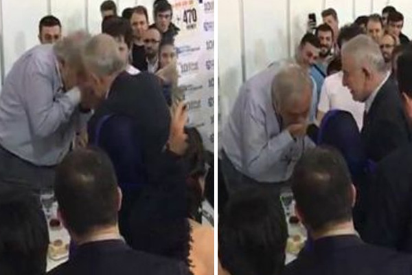 İlber Ortaylı ve Ömer TUğrul İnançer birbirlerinin ellerini öperek selamlaştı