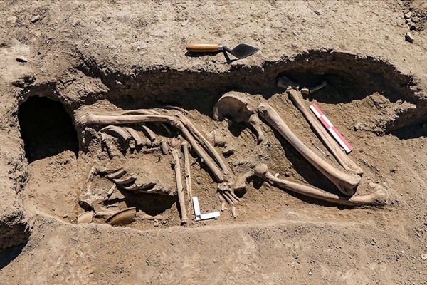 Kafatası olmayan 2 bin 700 yılık iskelet bulundu