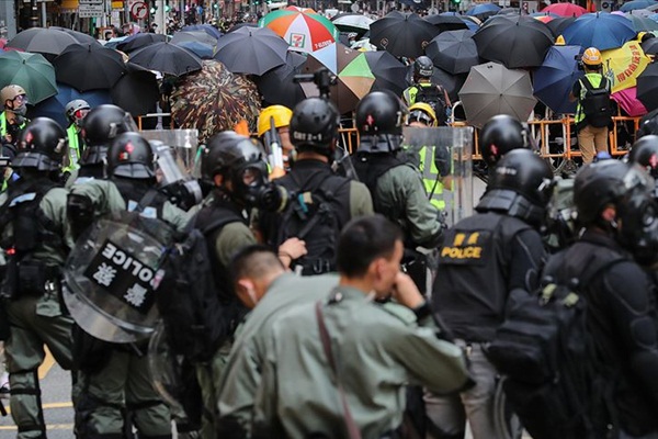 Hong Kong'da protestolar: Gözaltılar var