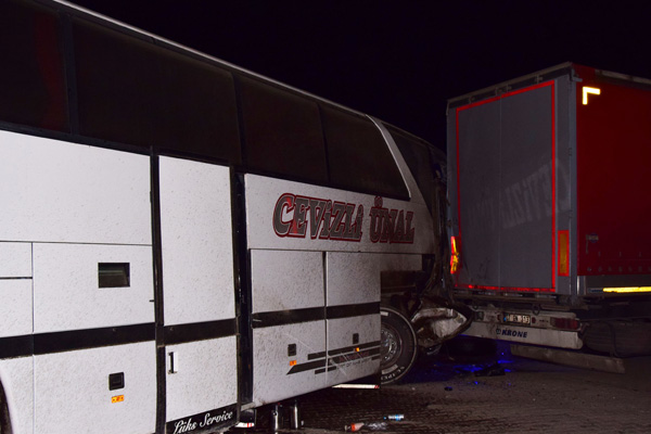 Bilecik'te yolcu otobüsü tıra çarptı: 17 yaralı