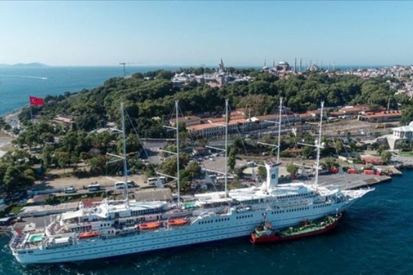 Dünyanın en büyük yelkenli yolcu gemisi Sarayburnu Limanı'na demirledi