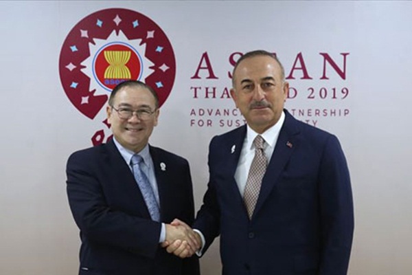 Bakan Çavuşoğlu Tayland'da mevkidaşlarıyla görüştü