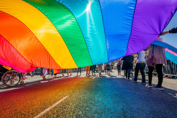 The Guardian: Çocuklar, LGBT gruplarının baskısı altında