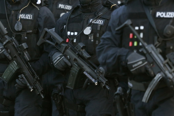 Almanya'da aşırı sağcılara operasyon düzenlendi