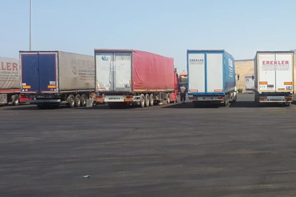 Suudi Arabistan'da 85 Türk tırı günlerdir limanda bekletiliyor