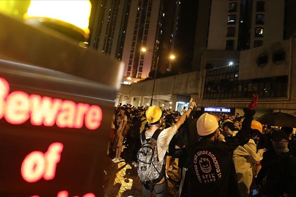 Hong Kong'da protestoculara havai fişekli saldırı: Yaralılar var