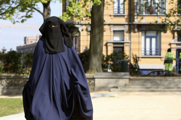 Hollanda'da burka yasağı yürürlükte