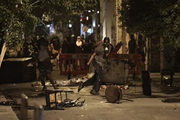 Yunanistan karıştı: Gözaltılar var