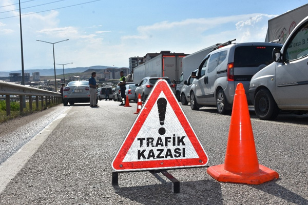 Adana'da çarpışan tır ve kamyon yandı