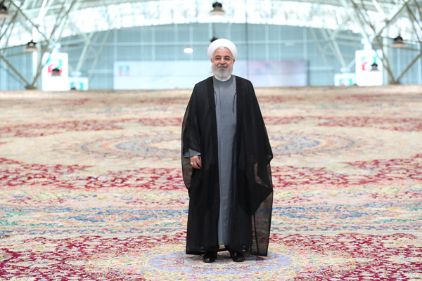 İran 'dünyanın en büyük el dokuma halısını' tanıttı