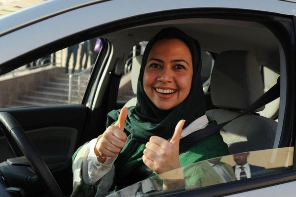 Suudi Arabistan'dan kadınlar konusunda yeni açılımlar: Erkek refakatçi olmadan araç kullanabilecek, yurt dışına çıkabilecekler