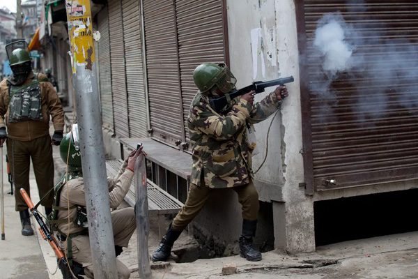 Hindistan'ın ek paramilis güç gönderme kararı sonrası Keşmir'de çatışma!