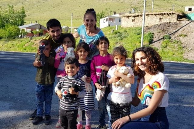 Gezgin Kardeşler, Vanlı çocuklara oyuncak dağıttılar