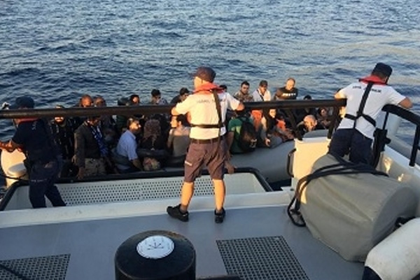 İzmir'de 75 düzensiz göçmen yakalandı