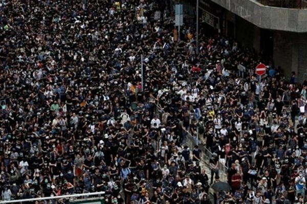 Hong Kong'ta ortalık savaş alanına döndü