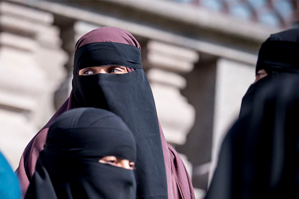 Hollanda'da belediye, burkalı kadından özür diledi