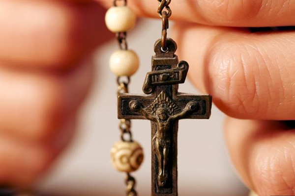 Engelli çocuklara cinsel istismarla suçlanan rahipler hakim karşısında