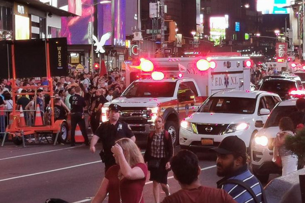 Times Meydanı'nda panik: Motosiklet sesini silah sesi sandılar