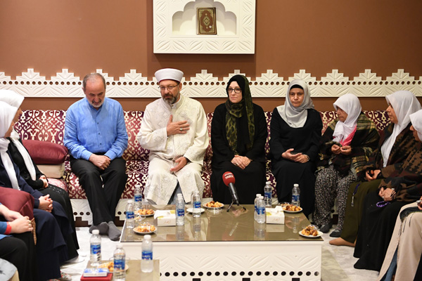 Erbaş, Mekke'de şehit yakınlarıyla buluştu