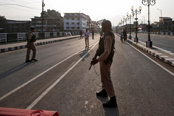 BAE, Hindistan'ın Keşmir adımını destekliyor