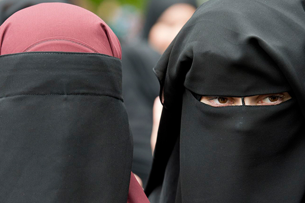 Hollanda’dan Sonra Almanya da, burka ve peçeyi yasaklamayı düşünüyor!