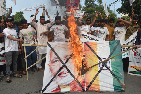 Keşmir'de sokağa çıkma yasağı cuma namazı için hafifletilecek