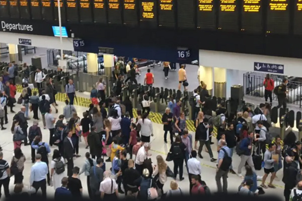 Londra'da elektrik kesildi: Metro ve tren seferleri durdu
