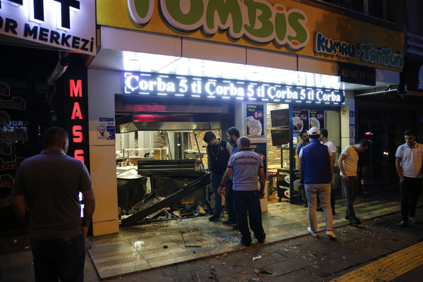 Kontrolden çıkan araç dükkana daldı